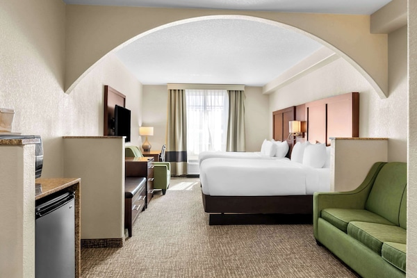 Escritorio, espacio para trabajar con laptop y cortinas blackout