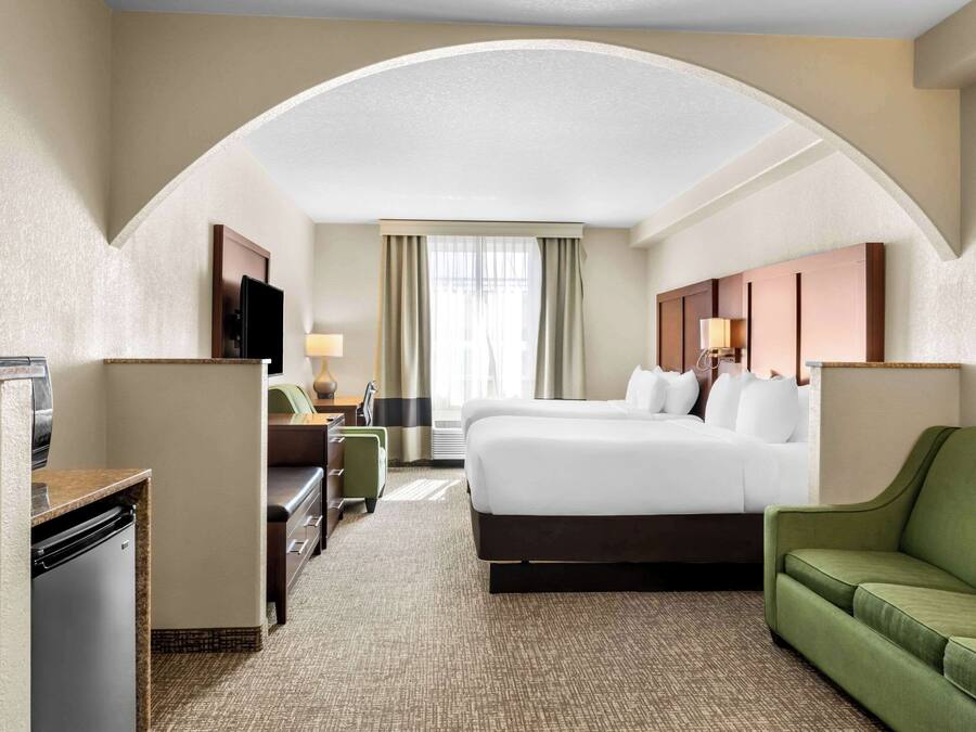 Studio Suite, 2 Tempat Tidur Queen | Meja kerja, ruang kerja ramah laptop, dan tirai kedap cahaya