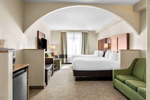 Escritorio, espacio para trabajar con laptop y cortinas blackout 