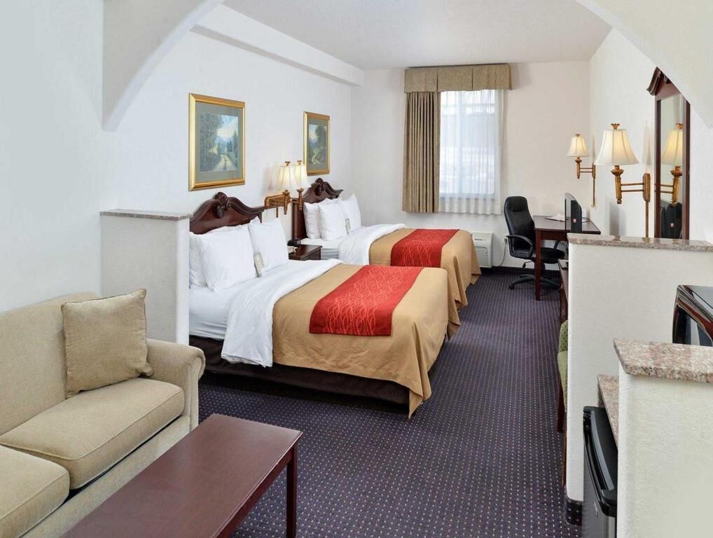 Escritorio, espacio para trabajar con laptop y cortinas blackout 