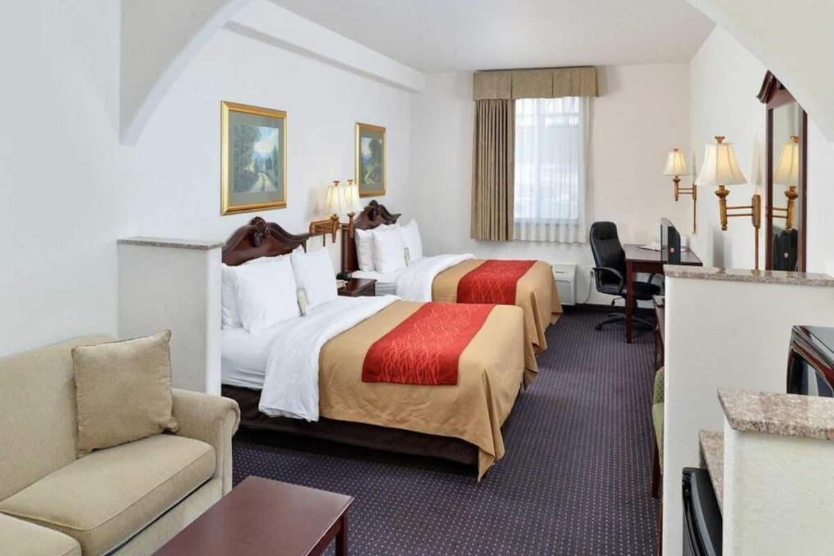 Schreibtisch, laptopgeeigneter Arbeitsplatz, Verdunkelungsvorhänge