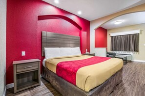 Desk, iron/ironing board, free WiFi, bed sheets - Econo Lodge Inn & Suites Horn Lake - Southhaven (Horn Lake)