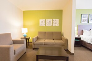 Suite, 1 cama King size y sofá cama, para no fumadores | Área de sala de estar | Televisión LED 