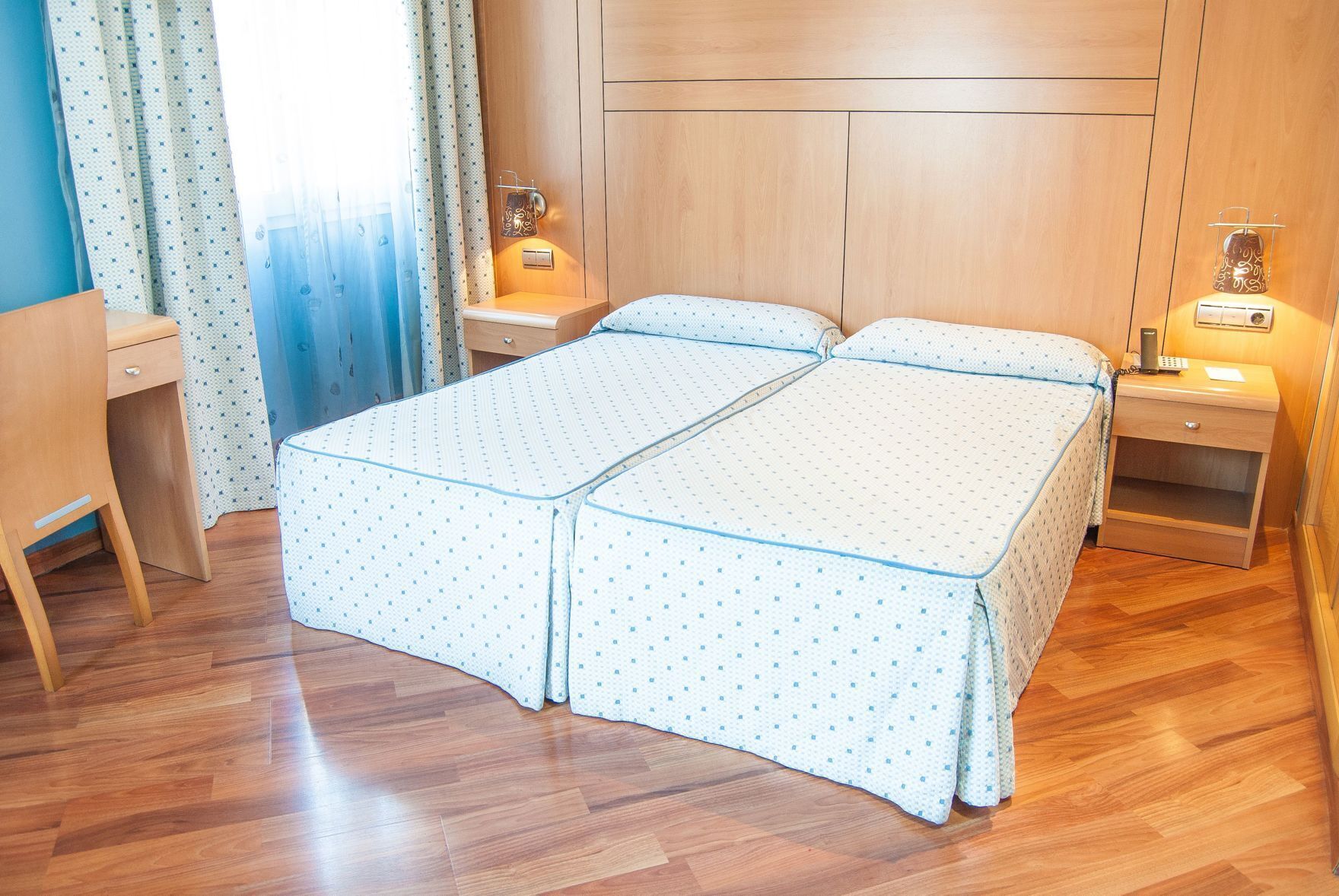 Minibar, caja de seguridad en la habitación y escritorio 