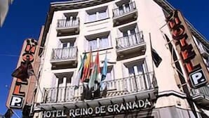 Een hotel met een bord waarop 'HOTEL REINO DE GRANADA' staat.