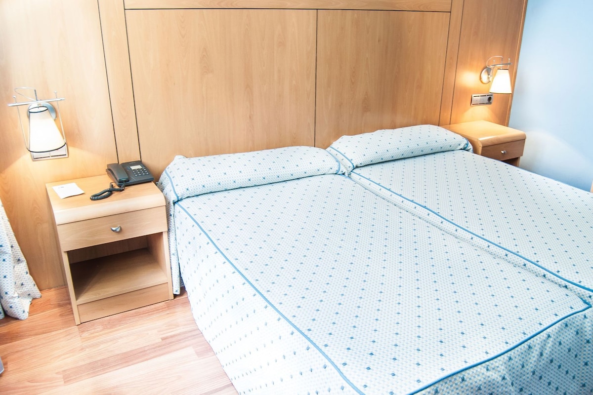 Minibar, safe på rommet, skrivebord og blendingsgardiner