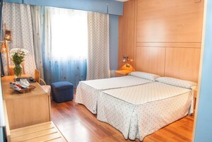 Minibar, caja fuerte, escritorio y cortinas opacas