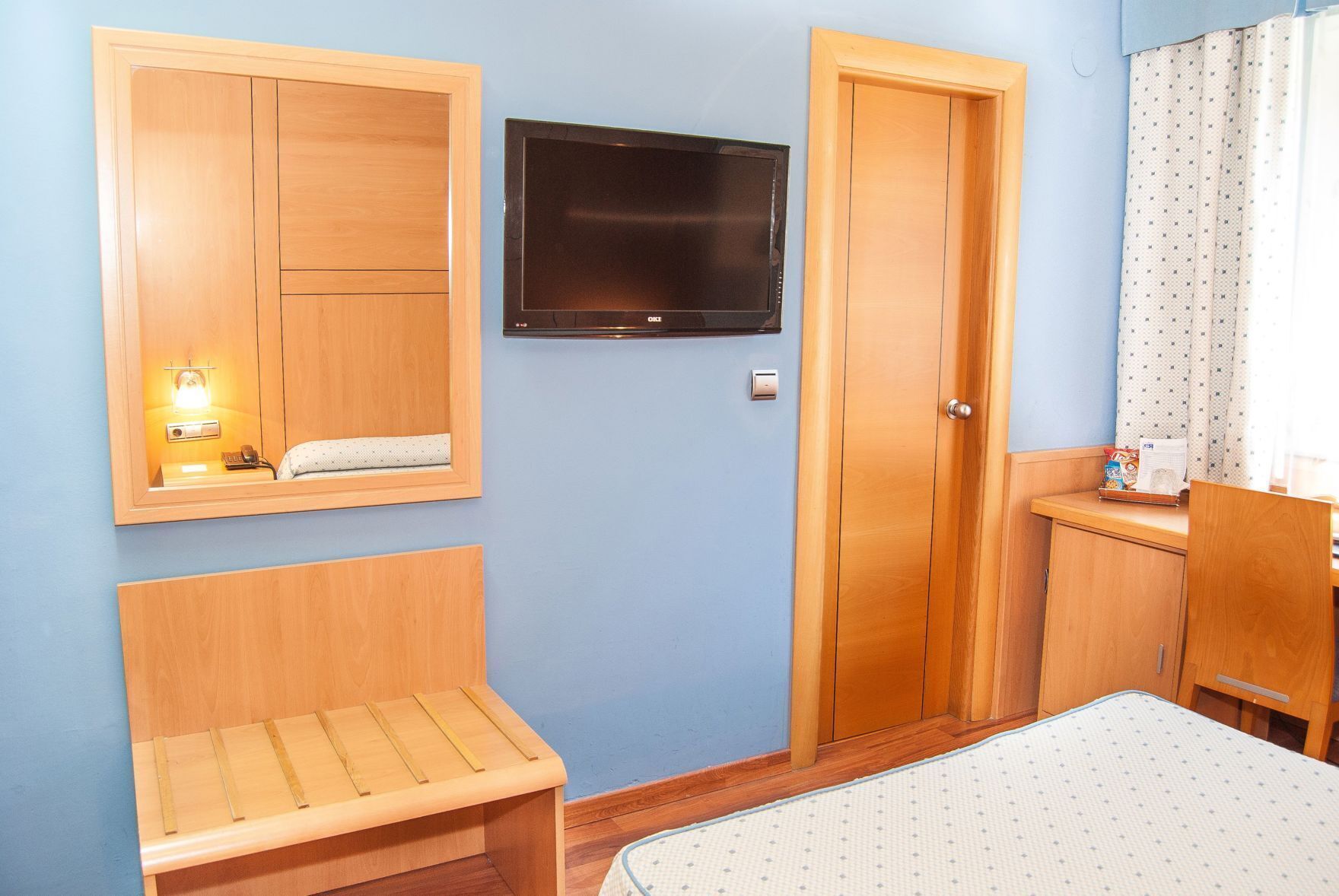 Minibar, caja de seguridad en la habitación y escritorio 