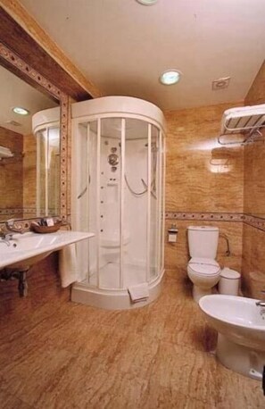 Pengering rambut, bidet, tuala disediakan 