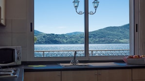 Une cuisine avec vue sur un lac et des montagnes.