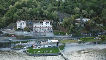 Un hotel costero con piscina, restaurante y vistas al mar.