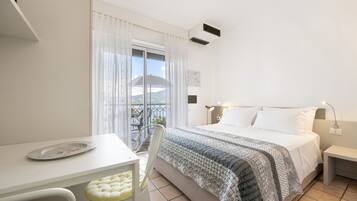 Kahden hengen deluxe-huone, 1 parisänky, keittotila, järvinäköala | 1 makuuhuone, tallelokero huoneessa, työpöytä, ilmainen Wi-Fi