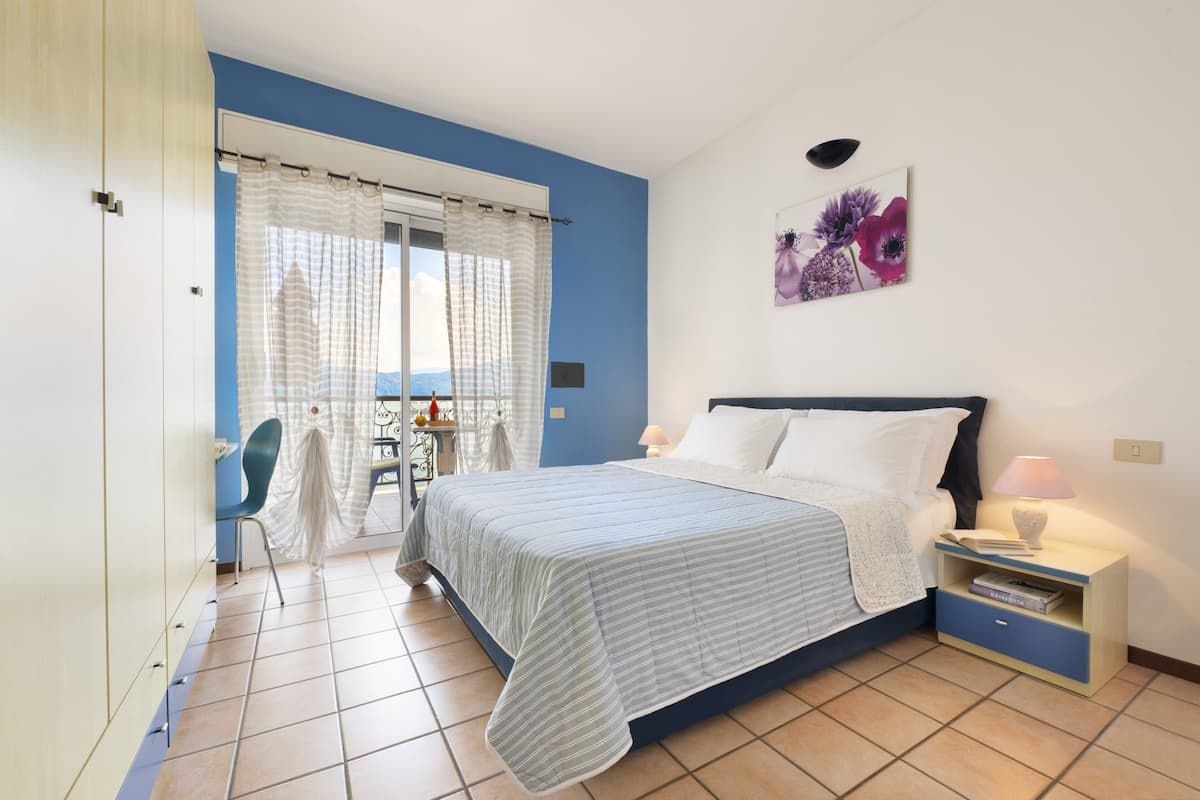 Superior appartement, 1 slaapkamer, keuken, uitzicht op meer | 1 slaapkamer, een kluis op de kamer, een bureau, gratis wifi