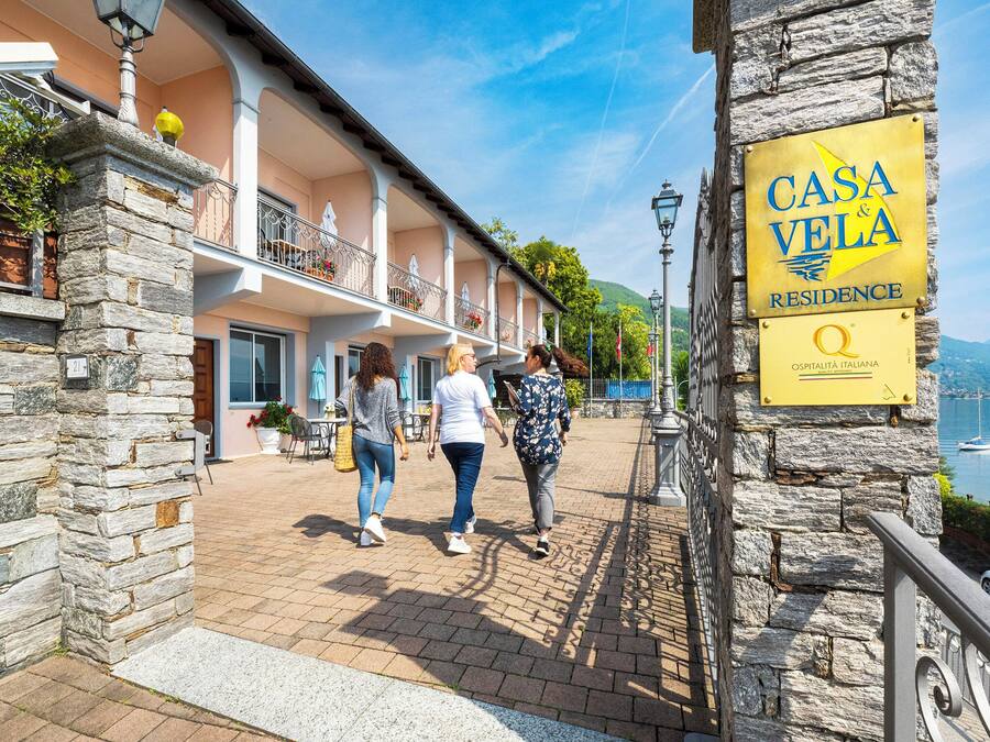 Un edificio de piedra con un letrero que dice "Casa Vela Residence".