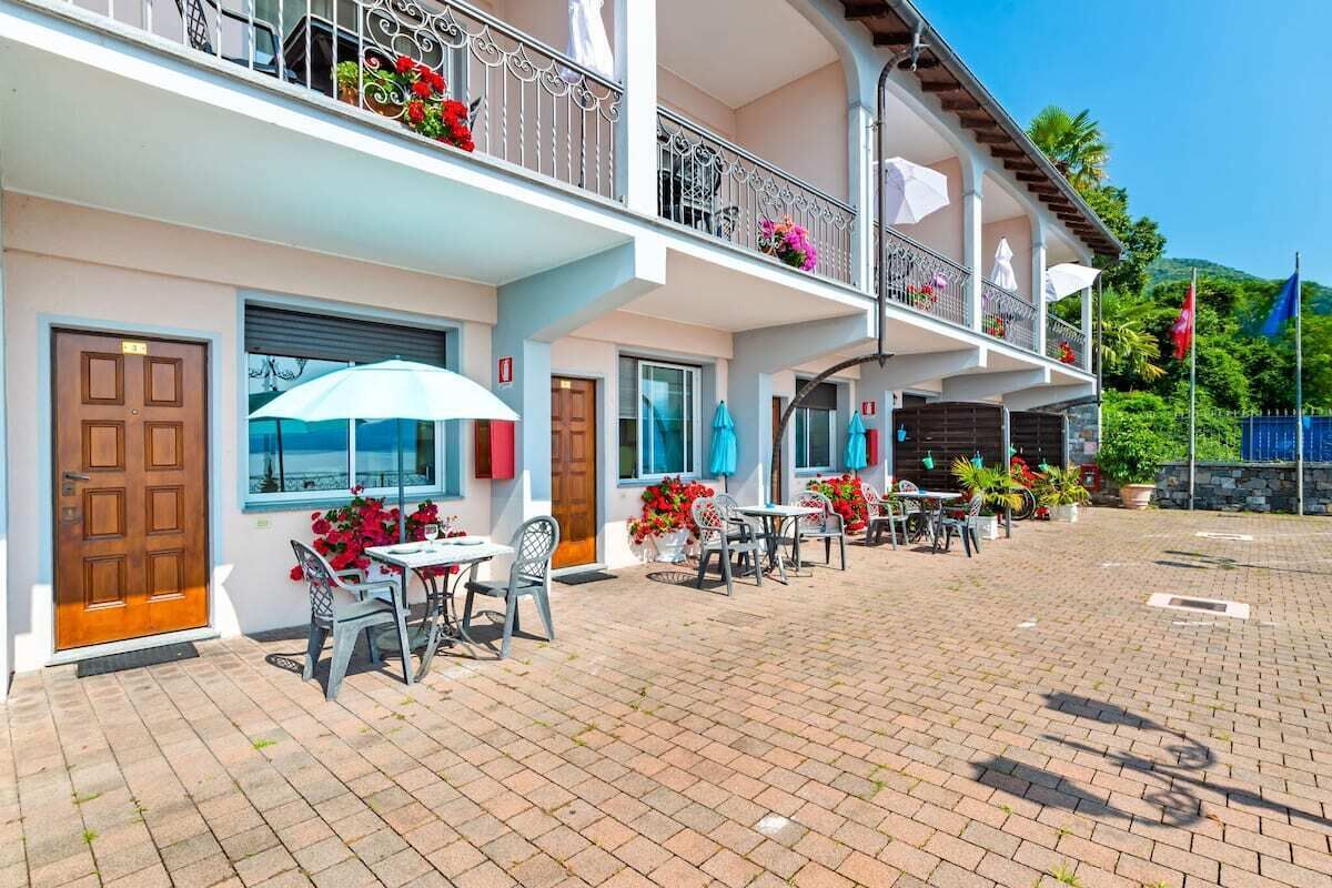 Um hotel com um espaço de pátio com área para sentar ao ar livre e arranjos florais.