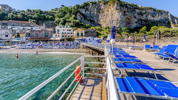 Private beach, sun-loungers, beach umbrellas, beach towels - Hotel Baia di Puolo (Sorrento)