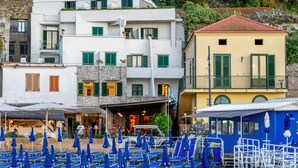 Private beach, sun-loungers, beach umbrellas, beach towels - Hotel Baia di Puolo (Sorrento)