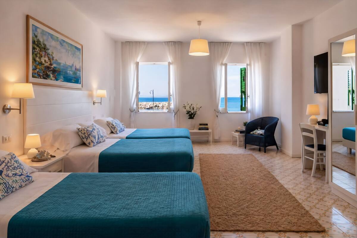 Chambre, plusieurs lits, vue mer