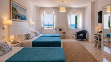 Kamer, meerdere bedden, uitzicht op zee | Een minibar, een kluis op de kamer, een bureau, gratis wifi