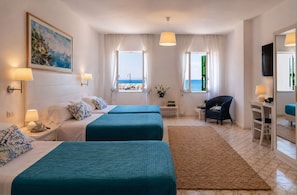 Habitación, varias camas, vista al mar | Minibar, caja de seguridad en la habitación, escritorio y wifi gratis