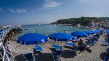 Plage privée, chaises longues, parasols, serviettes de plage