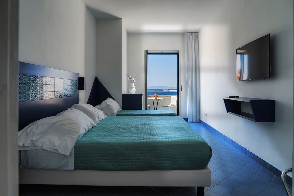 Chambre Triple Supérieure, balcon, vue mer