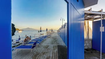 Plage privée, chaises longues, parasols, serviettes de plage