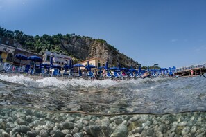 Plage privée à proximité, sable noir, chaises longues, parasols