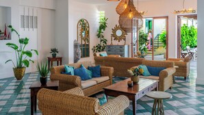Lobby sitting area - Hotel Baia di Puolo (Sorrento)