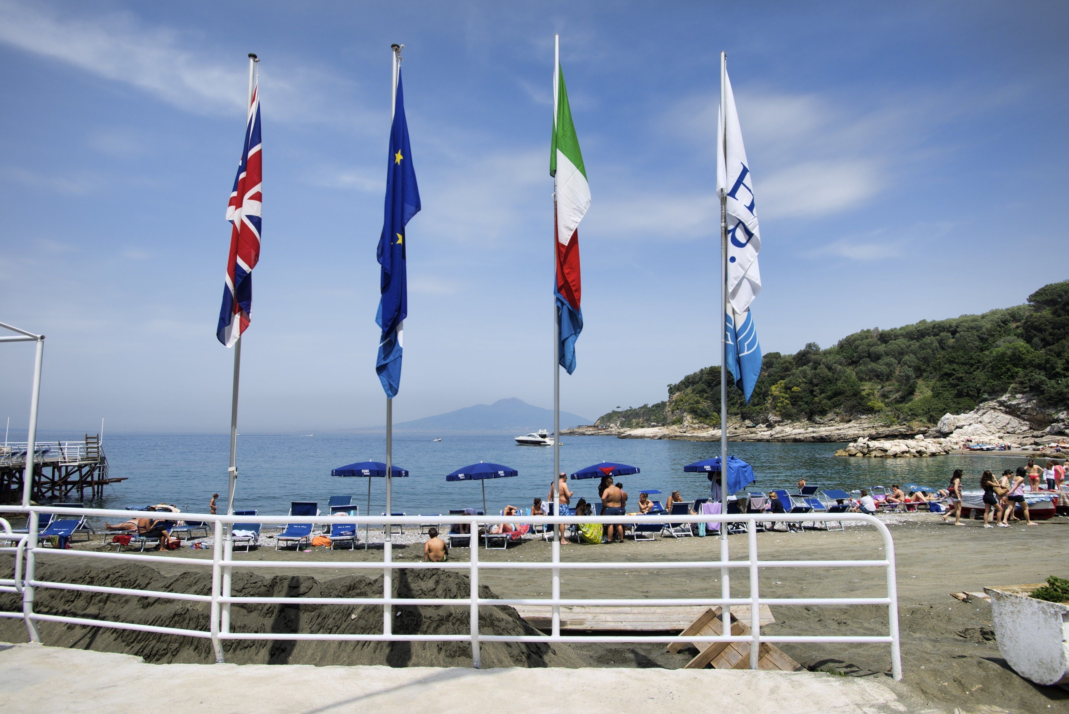 Plage privée, chaises longues, parasols, serviettes de plage