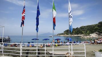 Plage privée, chaises longues, parasols, serviettes de plage