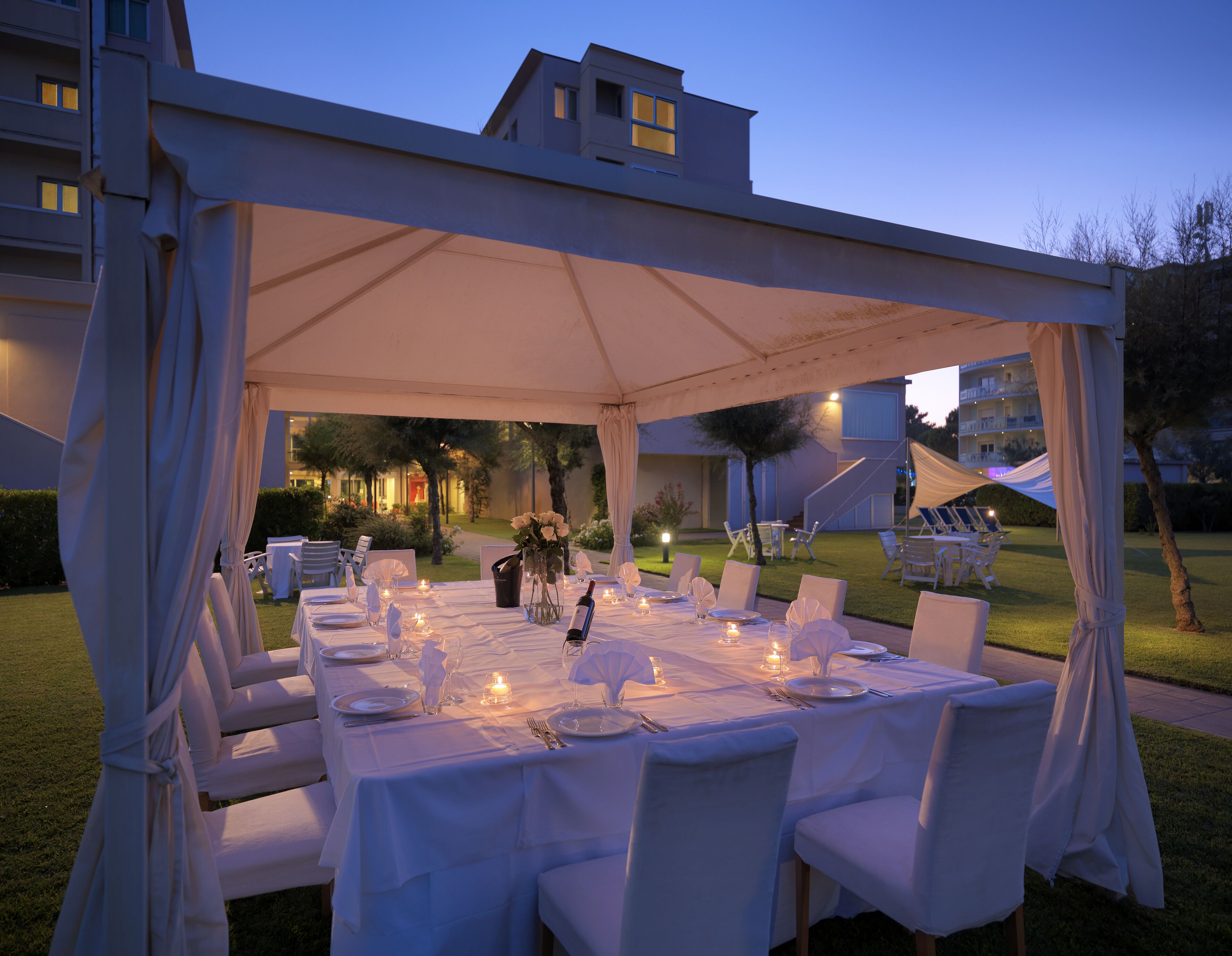 breakfast, lunch, dinner served; international cuisine