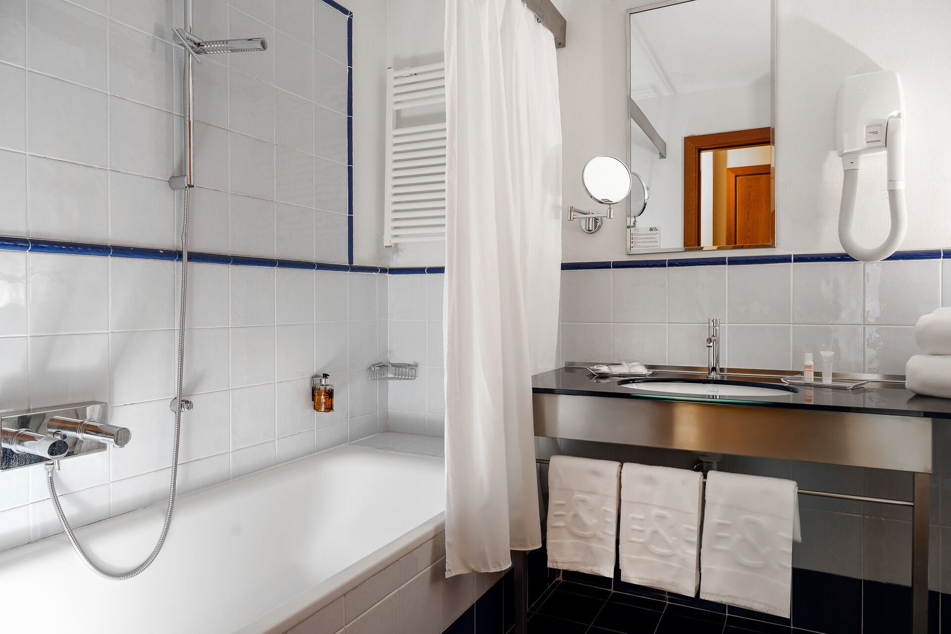 superior double room | bathroom | free toiletries, hair dryer, bidet, towels