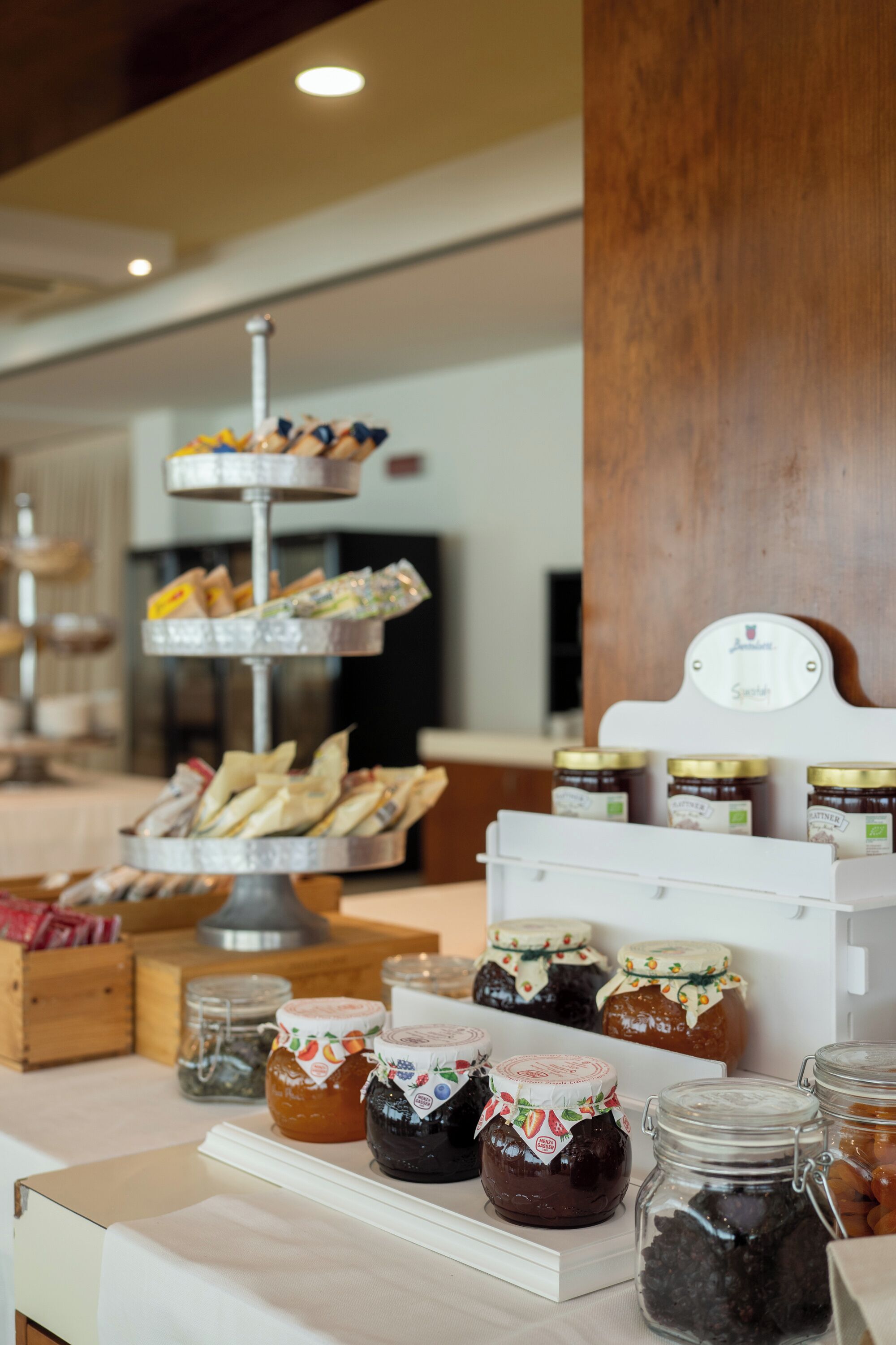 breakfast, lunch, dinner served; international cuisine