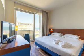 Bäddmadrasser, minibar, värdeförvaringsskåp på rummet och skrivbord