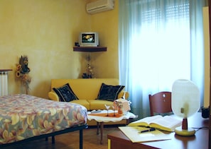 Minibar, két bảo mật tại phòng, bàn