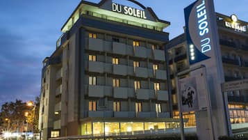 Fassade der Unterkunft – Abend/Nacht