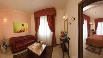 Habitació quàdruple clàssica | Minibar, caixa forta a l'habitació i escriptori