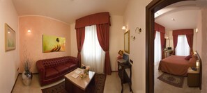 Habitación cuádruple clásica | Minibar, caja de seguridad en la habitación y escritorio 