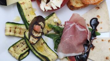 Ofereix vistes a la platja i s'hi serveixen dinars i sopars