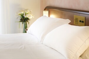 Minibar, caja de seguridad en la habitación y escritorio