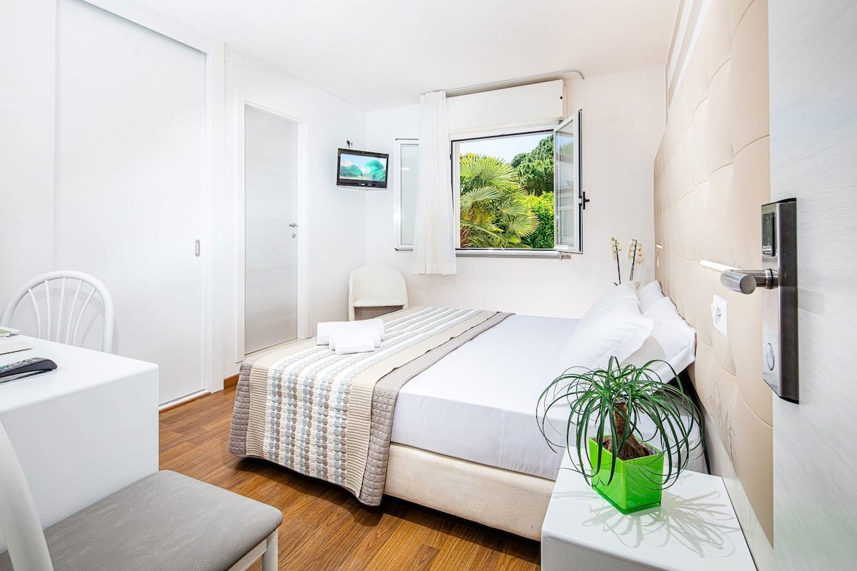 Habitación estándar con 1 cama doble o 2 individuales | Minibar, caja fuerte, escritorio y wifi gratis