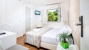 Standard-Doppel- oder -Zweibettzimmer | Minibar, Zimmersafe, Schreibtisch, kostenloses WLAN