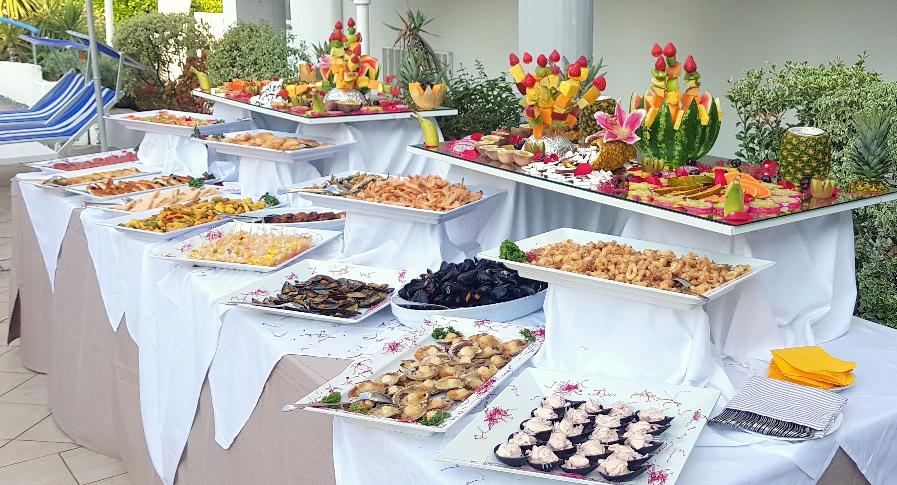 Een buffet met verschillende gerechten en decoratieve versieringen.