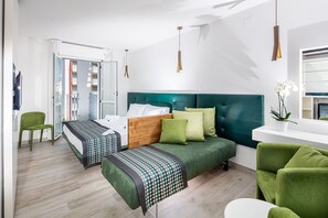 Minibar, coffres-forts dans les chambres, bureau, Wi-Fi gratuit