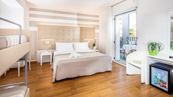 Quadrupla Comfort, balcone | Minibar, una cassaforte in camera, una scrivania, Wi-Fi gratuito