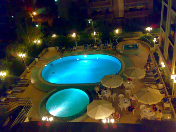 Seasonal outdoor pool, pool umbrellas, sun loungers