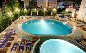 Piscine extérieure (ouverte en saison), parasols de plage
