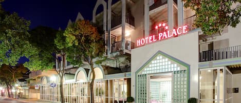 Fassade der Unterkunft – Abend/Nacht