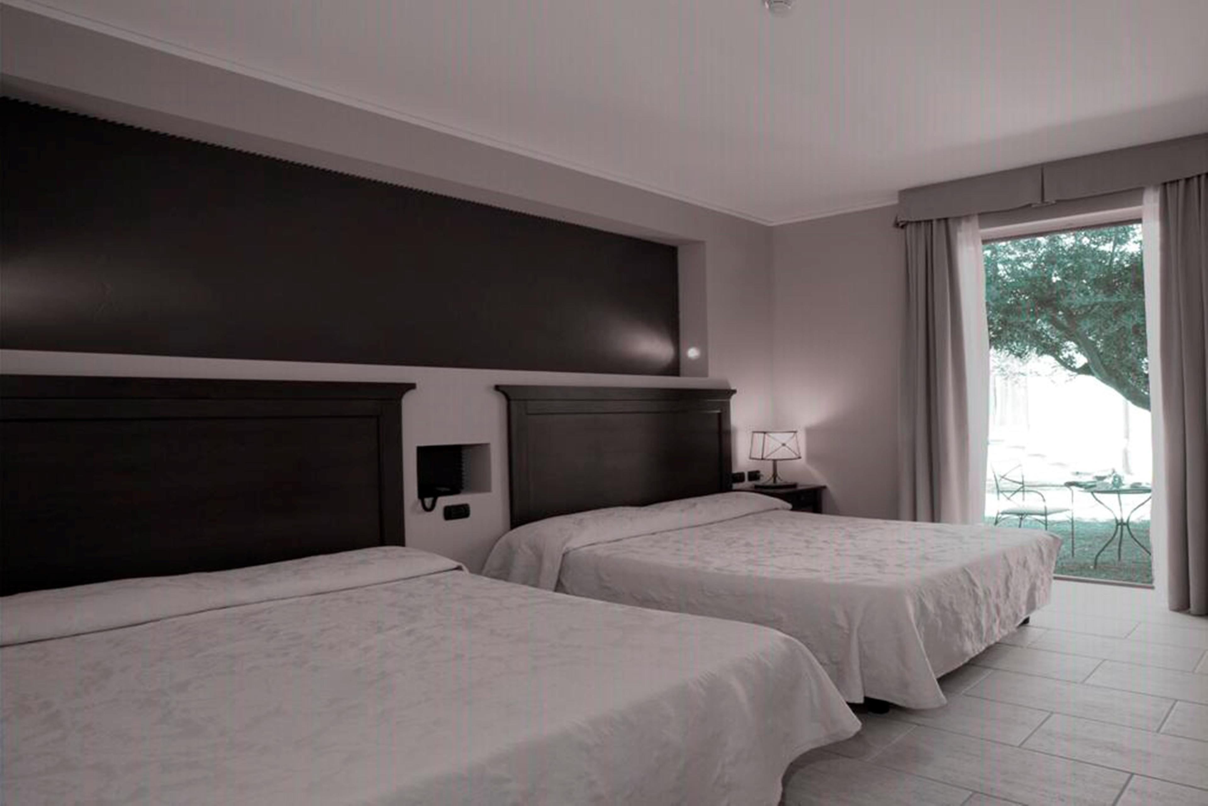 deluxe room | minibar, in-room safe, desk, cots/infant beds